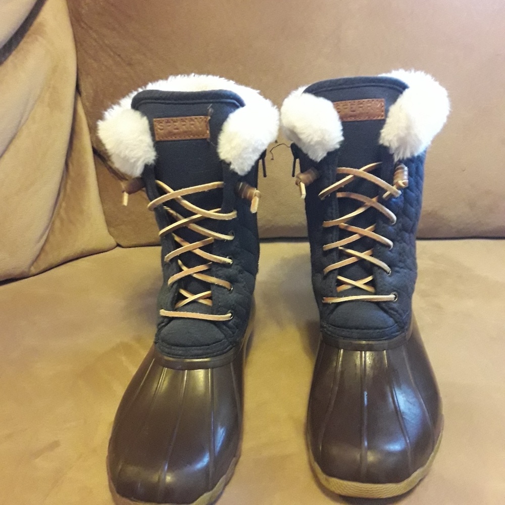 “Price drop alert: Sperry Saltwater boots Kid Sz 4, waterproof and winter-ready"